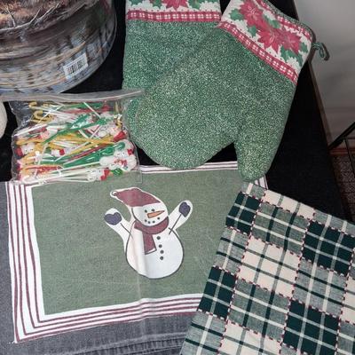 HOLIDAY TINS AND LINENS