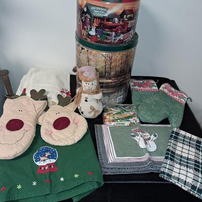 HOLIDAY TINS AND LINENS