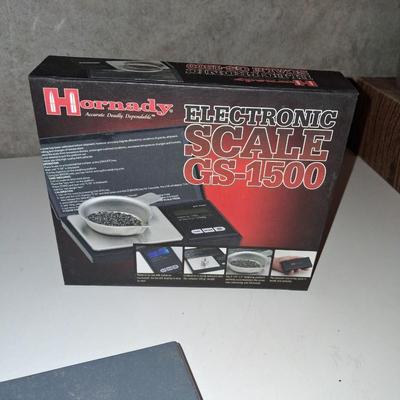 HORNADY GS-1500 ELECTRONIC SCALE AND A DIAL CALIPER