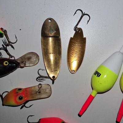 FISHING LURES, BOBBERS AND SPLIT SHOT IN TIN HOLDERS