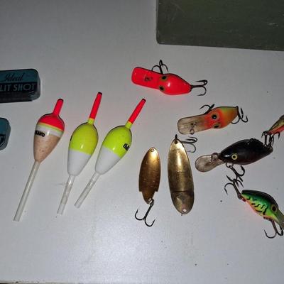 FISHING LURES, BOBBERS AND SPLIT SHOT IN TIN HOLDERS