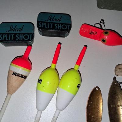 FISHING LURES, BOBBERS AND SPLIT SHOT IN TIN HOLDERS