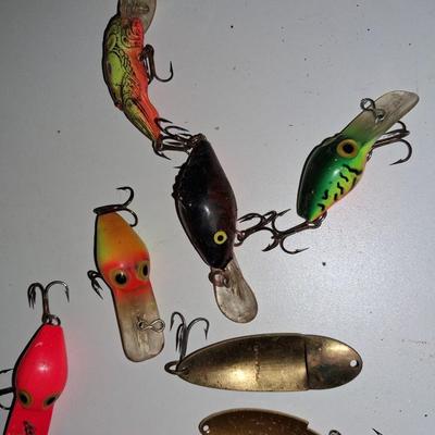 FISHING LURES, BOBBERS AND SPLIT SHOT IN TIN HOLDERS