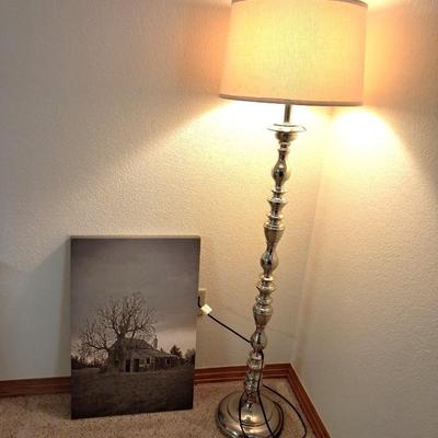 QUALITY CHROME BASE FLOOR LAMP AND TABLE LAMP PLUS A CANVAS PICTURE OF A BARN