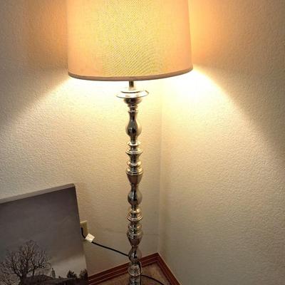 QUALITY CHROME BASE FLOOR LAMP AND TABLE LAMP PLUS A CANVAS PICTURE OF A BARN