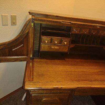 QUALITY OAK CREST ROLL TOP DESK IN GREAT CONDITION