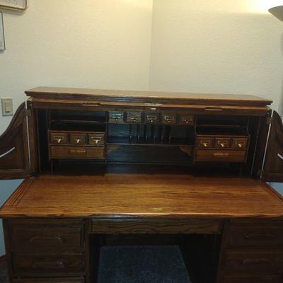 QUALITY OAK CREST ROLL TOP DESK IN GREAT CONDITION