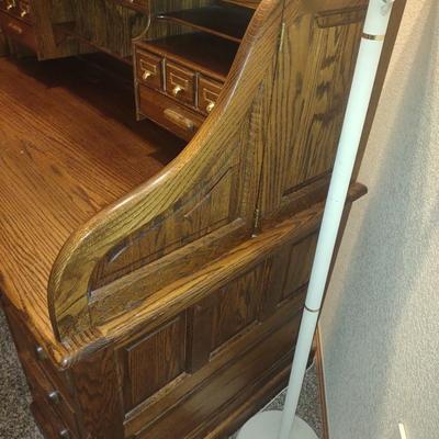 QUALITY OAK CREST ROLL TOP DESK IN GREAT CONDITION