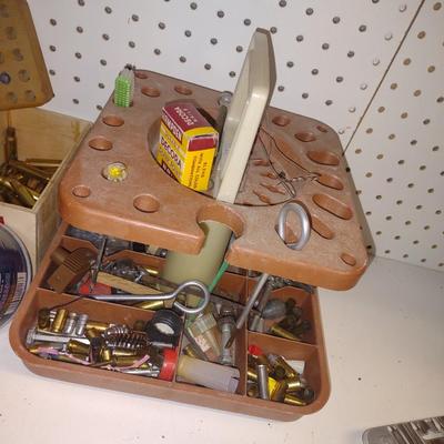 MISC ITEMS IN A BENCHTOP ORGANIZER AND RELOADING SUPPLIES