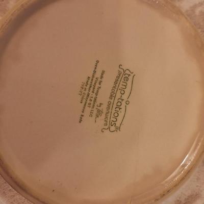 Temp-Tations by Tara Presentable Ovenware 1.5 Qt. Bowl in the "Vineyard" pattern. 