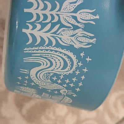 vintage Pyrex 473 1-quart casserole dish in the turquoise Amish Butterprint pattern