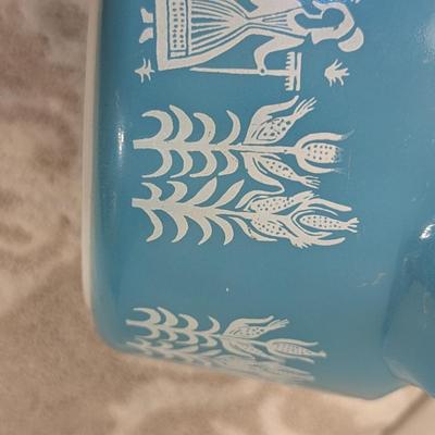 vintage Pyrex 473 1-quart casserole dish in the turquoise Amish Butterprint pattern