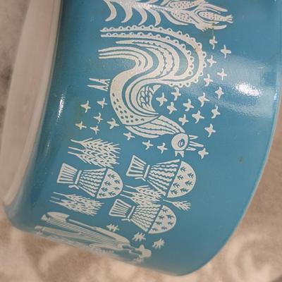 vintage Pyrex 473 1-quart casserole dish in the turquoise Amish Butterprint pattern