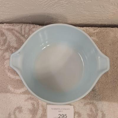 vintage Pyrex 473 1-quart casserole dish in the turquoise Amish Butterprint pattern