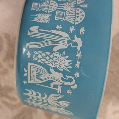 vintage Pyrex 473 1-quart casserole dish in the turquoise Amish Butterprint pattern