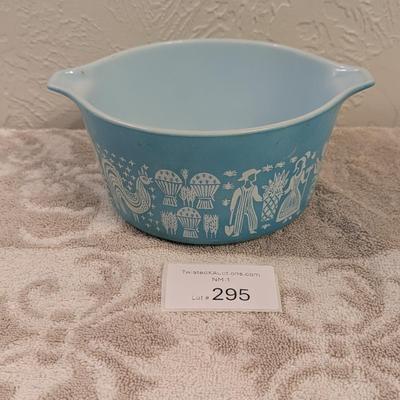 vintage Pyrex 473 1-quart casserole dish in the turquoise Amish Butterprint pattern