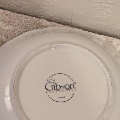 6 pc Gibson housewares Victorian rose pattern soup or salad bowls.