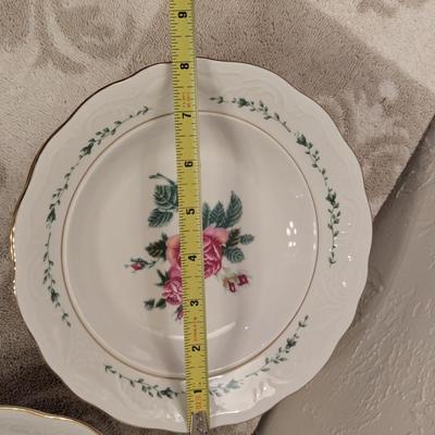 6 pc Gibson housewares Victorian rose pattern soup or salad bowls.