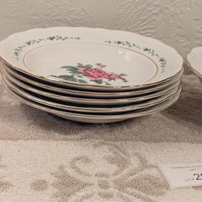 6 pc Gibson housewares Victorian rose pattern soup or salad bowls.