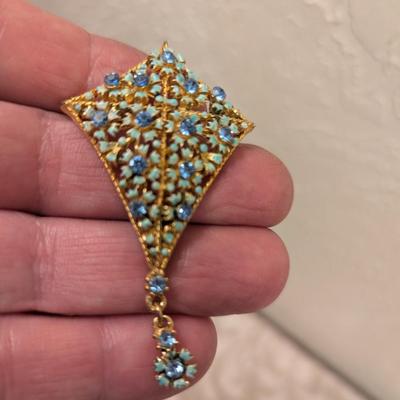 Vintage kite shaped gold tone brooch with light blue stones