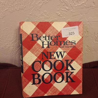 Better Homes and Gardens New Cook Book. 