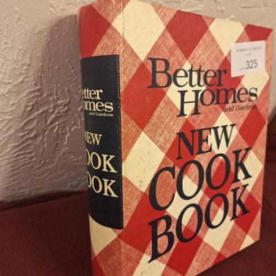 Better Homes and Gardens New Cook Book. 