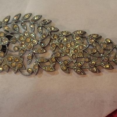 vintage jewelry- it seems to clip on -see photos