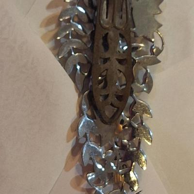 vintage jewelry- it seems to clip on -see photos