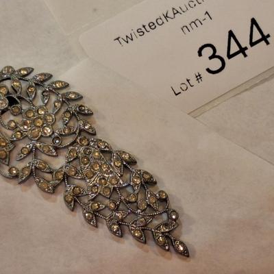 vintage jewelry- it seems to clip on -see photos