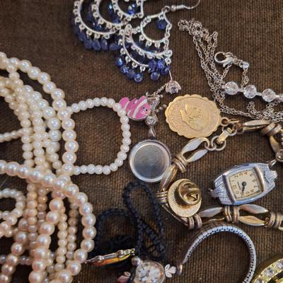 misc. jewelry pieces- may be broken