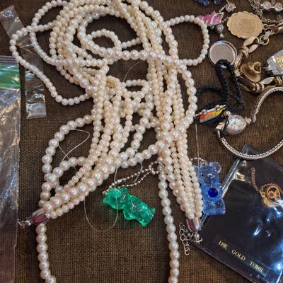 misc. jewelry pieces- may be broken