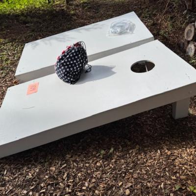 CORN HOLE WITH SAND BAGS