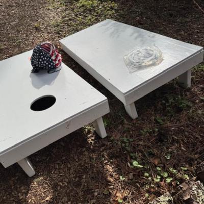 CORN HOLE WITH SAND BAGS