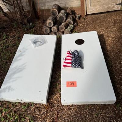 CORN HOLE WITH SAND BAGS