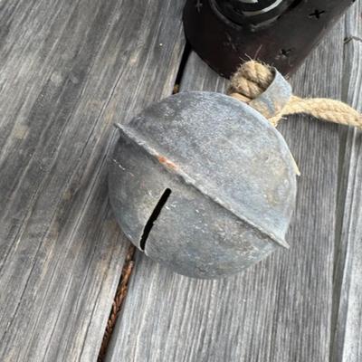 WOODEN CRATE WITH METAL STAR AND MORE