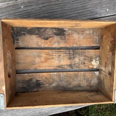 WOODEN CRATE WITH METAL STAR AND MORE