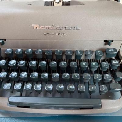 REMINGTON MANUAL TYPEWRITER WITH CASE