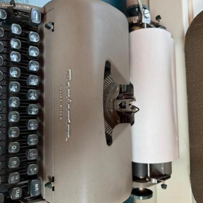 REMINGTON MANUAL TYPEWRITER WITH CASE