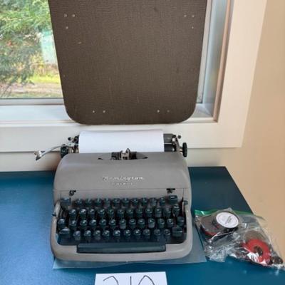 REMINGTON MANUAL TYPEWRITER WITH CASE