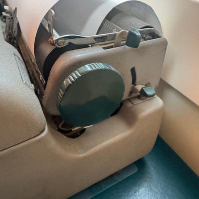 REMINGTON MANUAL TYPEWRITER WITH CASE