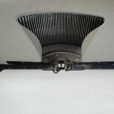 REMINGTON MANUAL TYPEWRITER WITH CASE