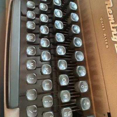 REMINGTON MANUAL TYPEWRITER WITH CASE