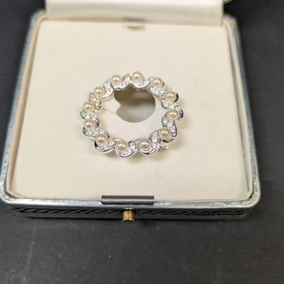 Napier Vintage Silver Tone & Faux Pearl Wreath Circle Brooch