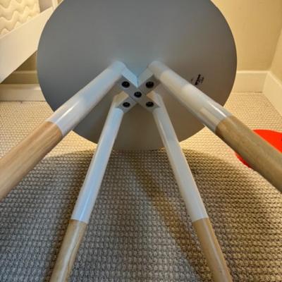 BEDROOM SET WITH BED, SIDE TABLES, AND LAMPS