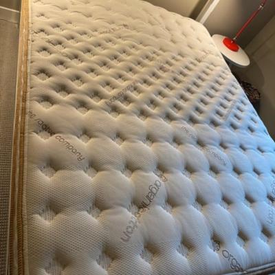 BEDROOM SET WITH BED, SIDE TABLES, AND LAMPS