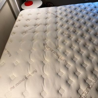 BEDROOM SET WITH BED, SIDE TABLES, AND LAMPS