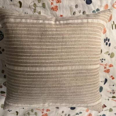 BEDROOM SET WITH BED, SIDE TABLES, AND LAMPS