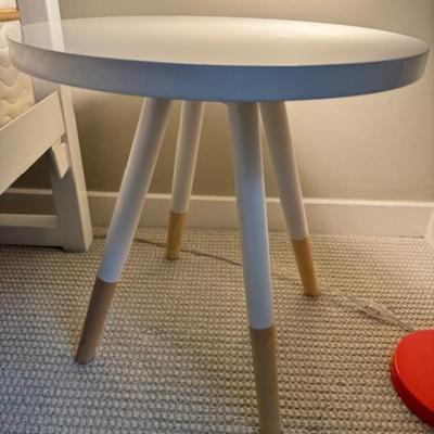 BEDROOM SET WITH BED, SIDE TABLES, AND LAMPS