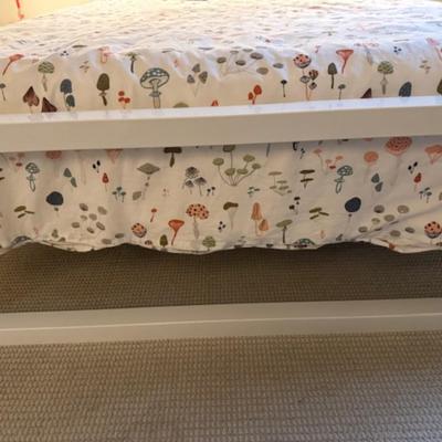 BEDROOM SET WITH BED, SIDE TABLES, AND LAMPS