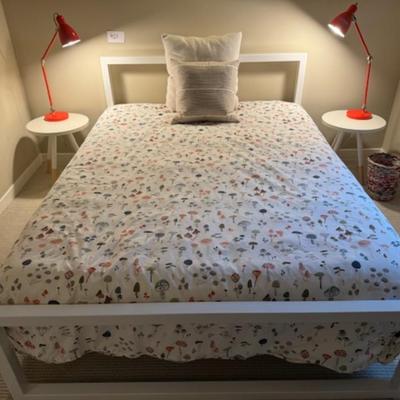 BEDROOM SET WITH BED, SIDE TABLES, AND LAMPS